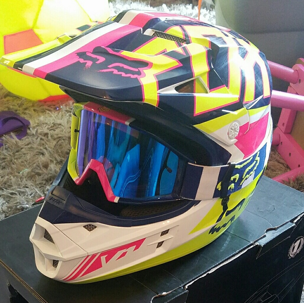 EUC FOX RIDING HELMET SIZE SMALL WITH GOGGLES